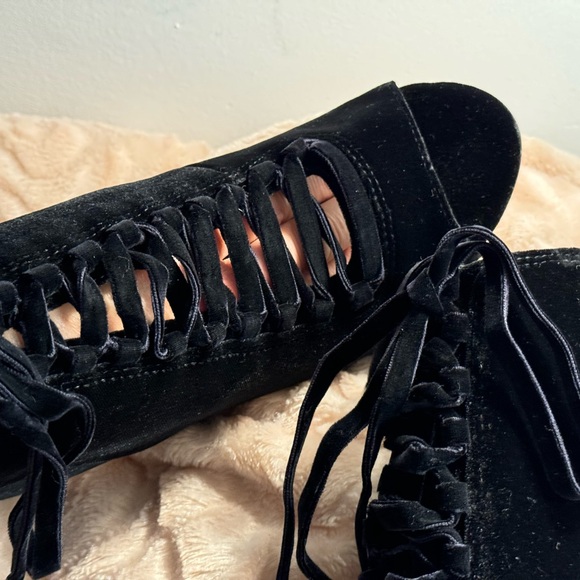 Black velvet booties size 9 brand new with box - Picture 3 of 8